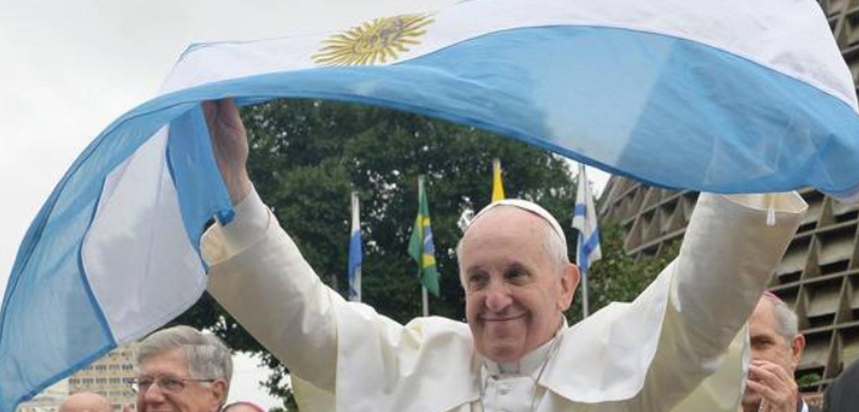 Papa Francisco com a bandeira da Argentina (Foto: Reprodução/ANSA) Papa Francisco com a bandeira da Argentina