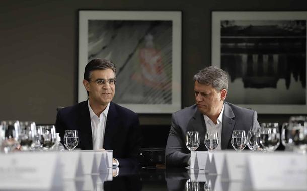Rodrigo Garcia, atual chefe do Executivo paulista (à esq.), e Tarcisio de Freitas, que será governador de São Paulo a partir de janeiro