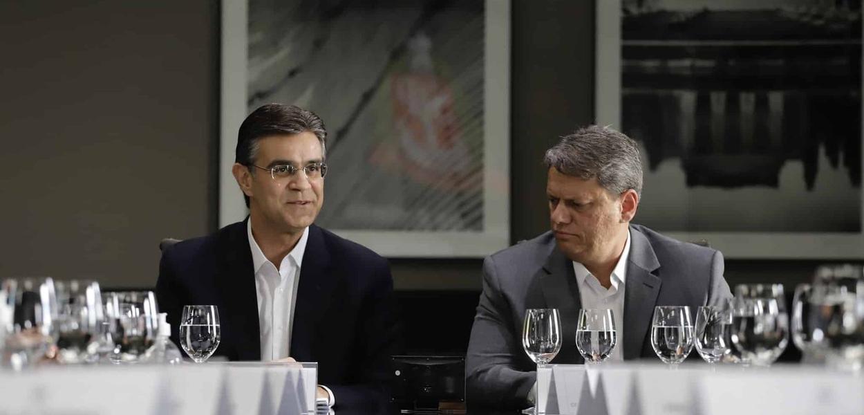 Rodrigo Garcia, atual chefe do Executivo paulista (à esq.), e Tarcisio de Freitas, que será governador de São Paulo a partir de janeiro