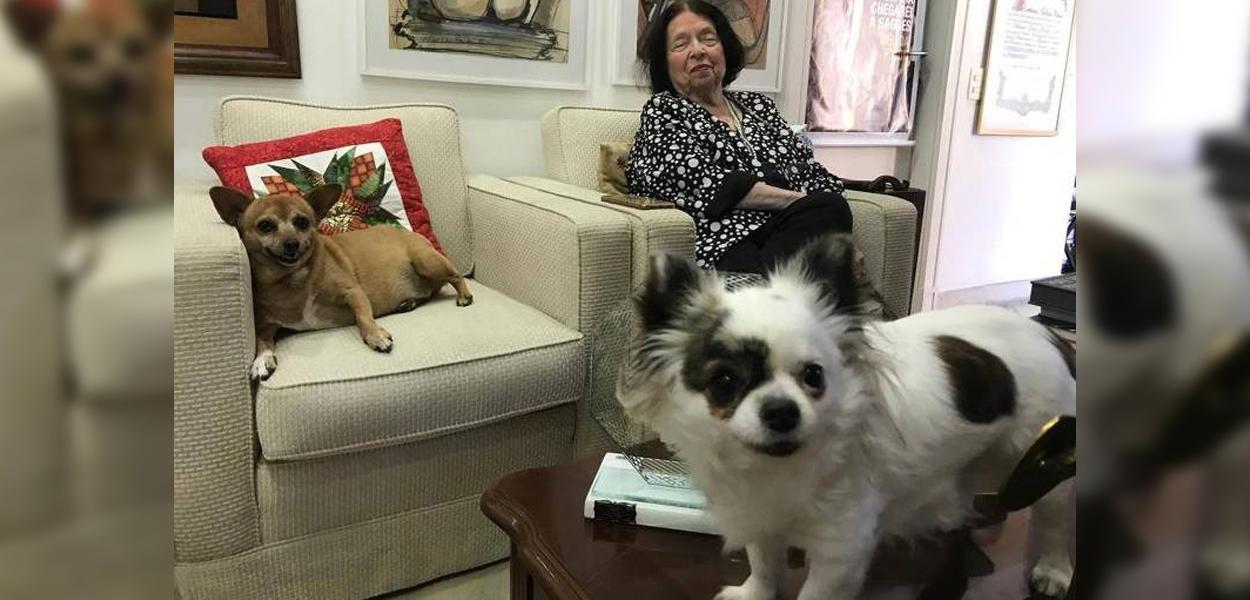 Nélida Piñon e suas cachorrinhas, Suzy Piñon e Pilara Piñon