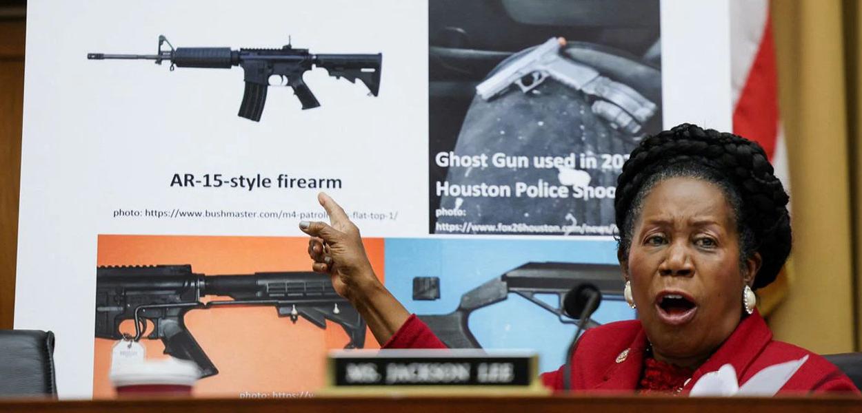 A deputada americana Sheila Jackson Lee (D-TX) fala durante uma audiência do Comitê Judiciário da Câmara para marcar a legislação "Protecting Our Kids Act"