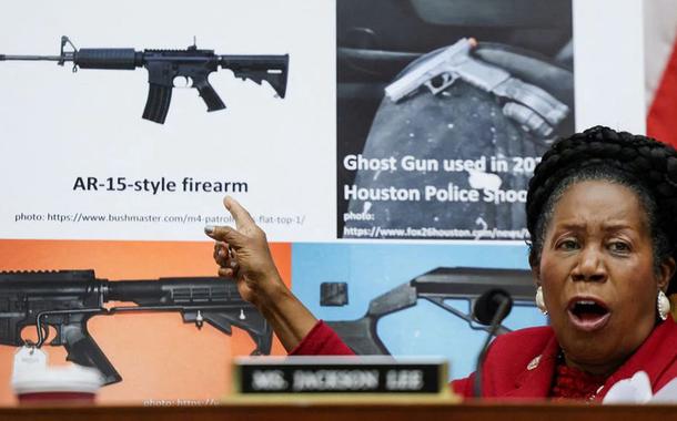 A deputada americana Sheila Jackson Lee (D-TX) fala durante uma audiência do Comitê Judiciário da Câmara para marcar a legislação "Protecting Our Kids Act"