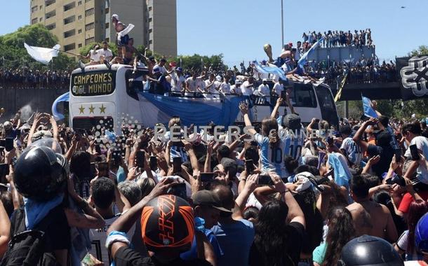 Milhões de argentinos lotam ruas de Buenos Aires para festejar campeões do mundo 
20/12/2022
REUTERS/Martin Villar