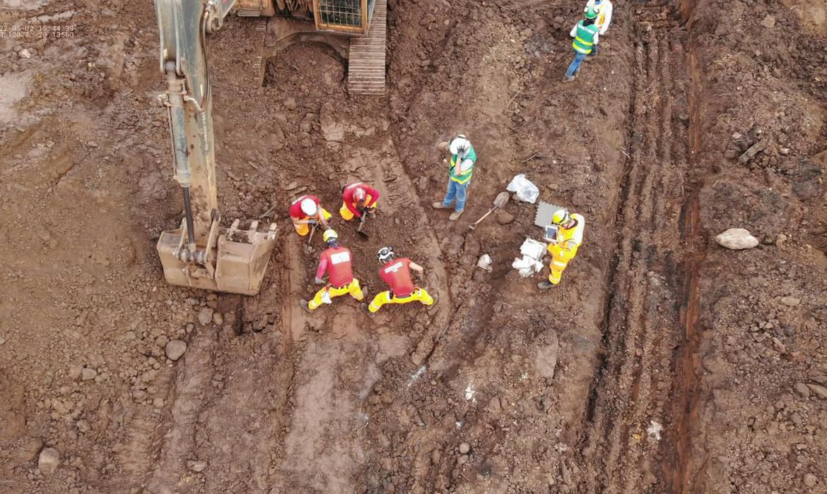 Polícia Civil de MG faz buscas após rompimento de barragem em Brumadinho (Foto: Divulgação/CBMMG) Polícia Civil de MG faz buscas após rompimento de barragem em Brumadinho