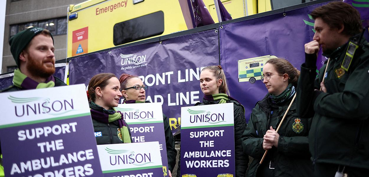 Trabalhadores de ambulâncias protestam por reajuste salarial em Londres durante greve da categoria 21/12/2022