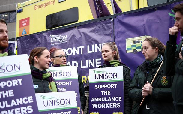 Trabalhadores de ambulâncias protestam por reajuste salarial em Londres durante greve da categoria 21/12/2022