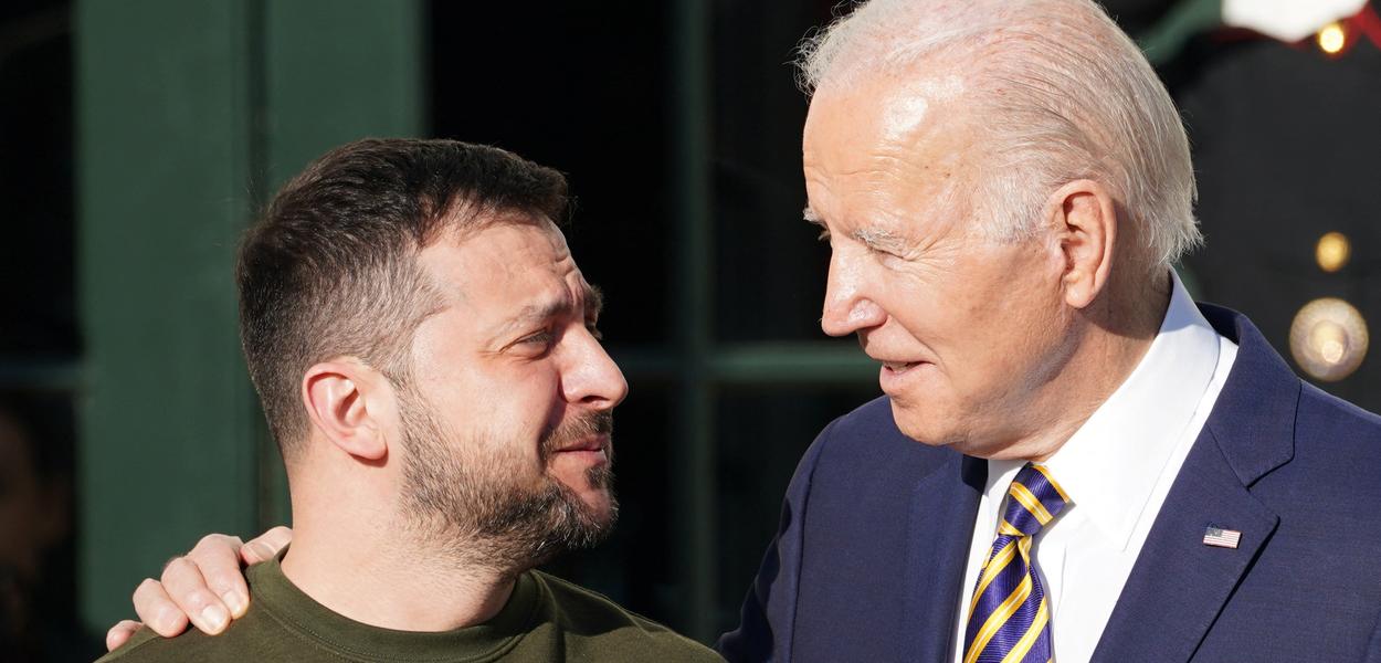 Presidentes da Ucrânia, Vladimir Zelensky (à esq.), e dos EUA, Joe Biden, na Casa Branca, em Washington (EUA)