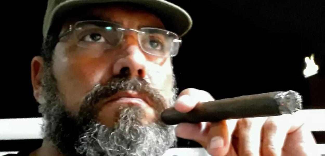 Antônio Fernando Oliveira faz alusão a Fidel Castro e aparece nas redes sociais fumando um charuto