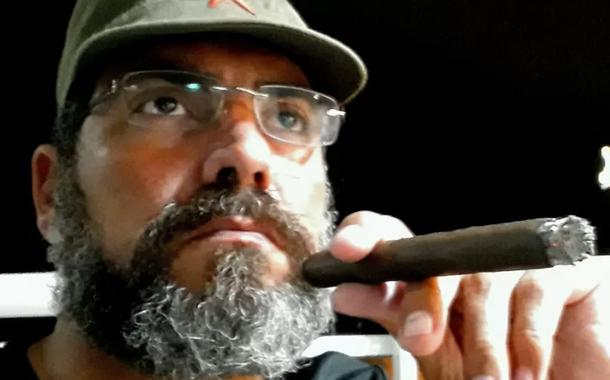 Antônio Fernando Oliveira faz alusão a Fidel Castro e aparece nas redes sociais fumando um charuto