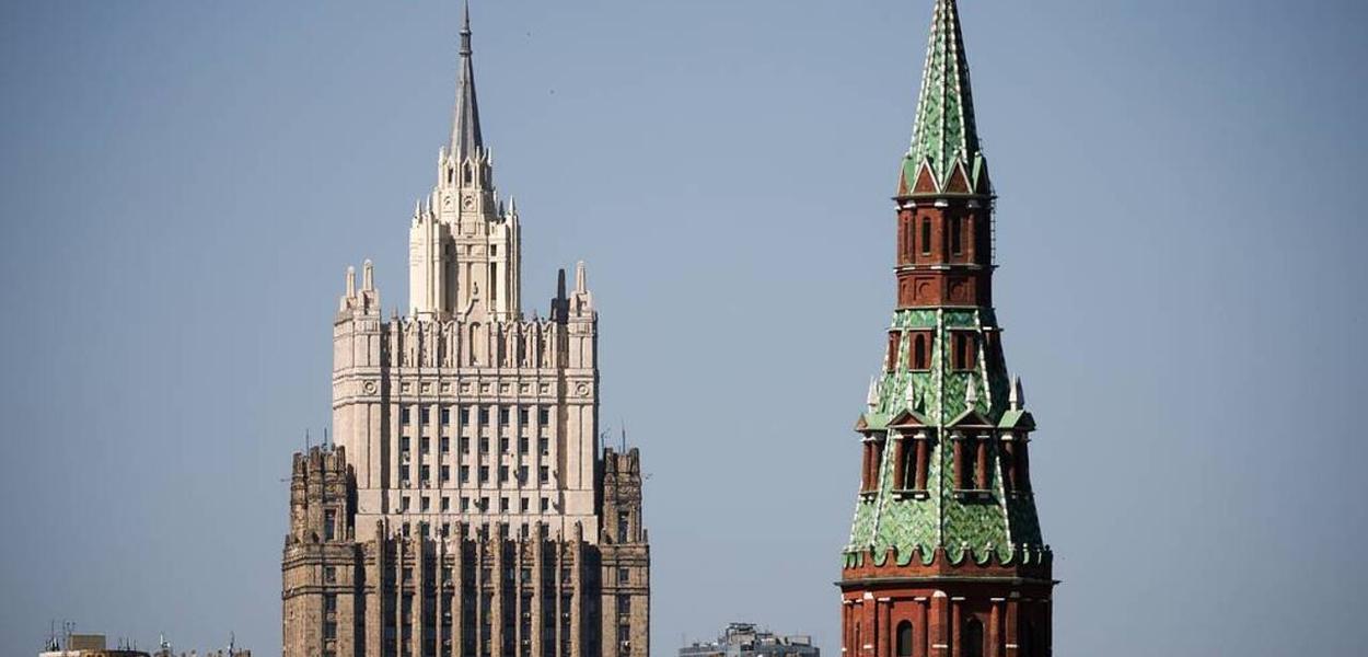 Sede da Chancelaria russa, à esquerda e torre na Praça Vermelha (direita)