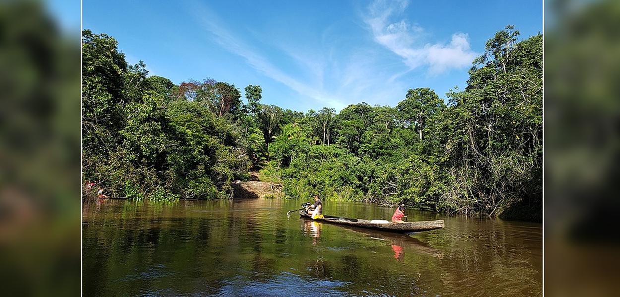 Família Apurinã navega pelo rio Seruiní