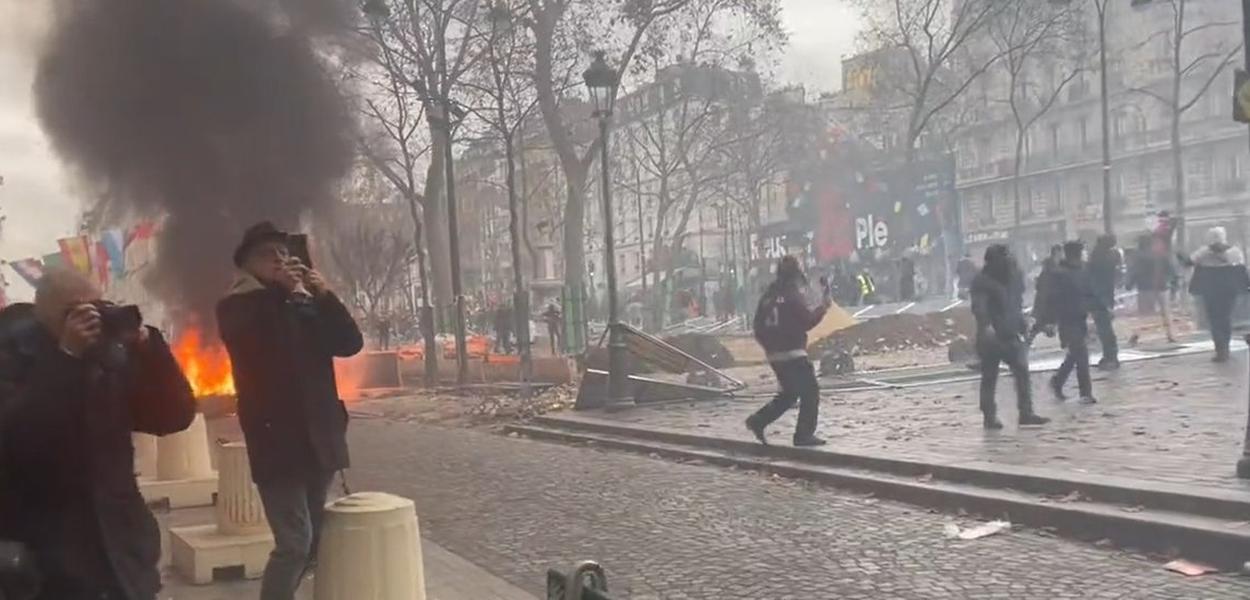 Partido dos Trabalhadores do Curdistão (PKK), da Síria, e que estaria incendiando as ruas de Paris, na França