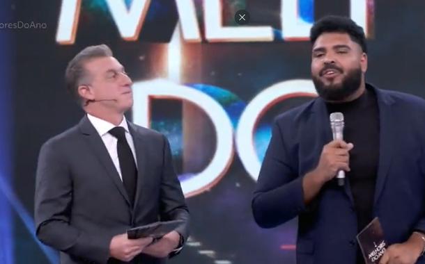 Luciano Huck (à esq.) e o humorista Paulo Vieira