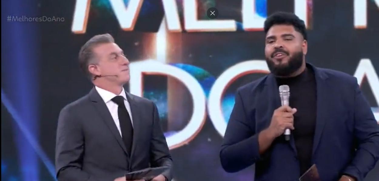 Luciano Huck (à esq.) e o humorista Paulo Vieira