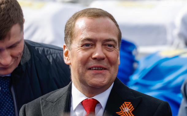 Dmitry Medvedev durante desfile do Dia da Vitória em Moscou