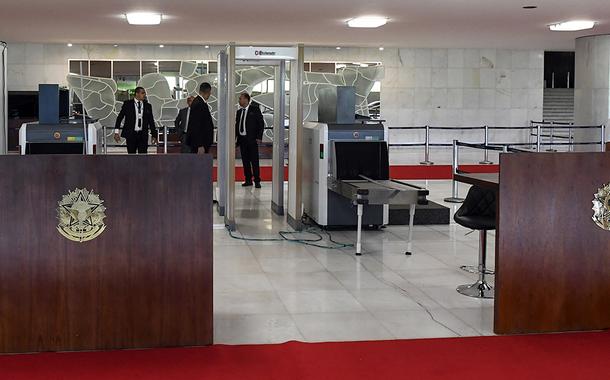 Equipe do serviço de manutenção do Congresso Nacional durante preparativos para cerimônia de posse da presidente Luiz Inácio Lula da Silva em 01 de janeiro de 2023.