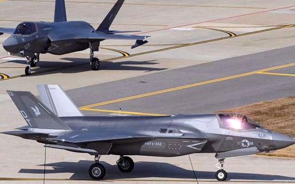 Caças F-35B da Força Aérea dos EUA participam dos exercícios aéreos conjuntos da Coreia do Sul e dos Estados Unidos Vigilant Storm em uma base aérea em Gunsan, Coreia do Sul, em 1º de novembro de 2022