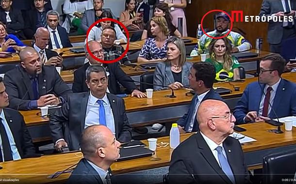 George Washington (de camisa quadriculada, no círculo vermelho) e Alan Diego Rodrigues (de boné e com a roupa do Brasil, à dir.)