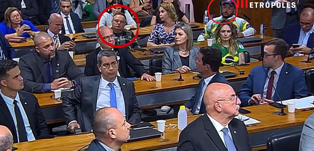 George Washington (de camisa quadriculada, no círculo vermelho) e Alan Diego Rodrigues (de boné e com a roupa do Brasil, à dir.)