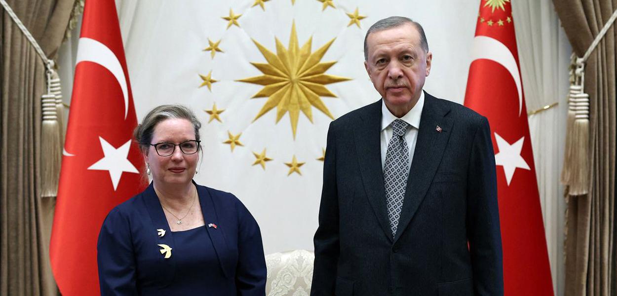 O presidente turco Tayyip Erdogan se encontra com a nova embaixadora de Israel em Ancara, Irit Lillian, em Ancara, Turquia, em 27 de dezembro de 2022.