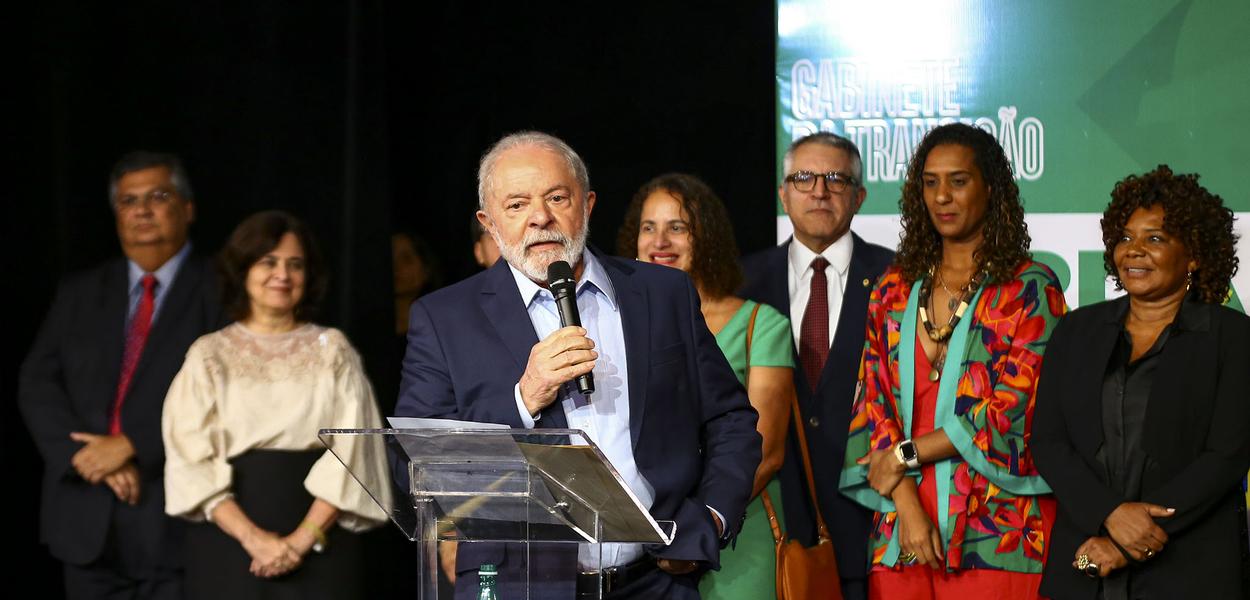 O presidente eleito, Luiz Inácio Lula da Silva, durante cerimônia de entrega do relatório final da transição de governo e anúncio de novos ministros.