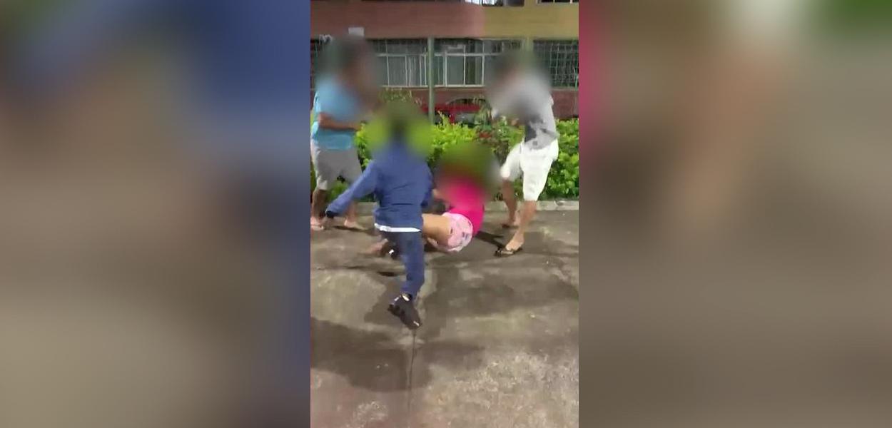 Mulher trans é espancada por ao menos quatro homens em BH (Foto: Reprodução) Mulher trans é espancada por ao menos quatro homens em BH
