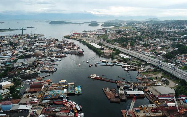 Navios abandonados às margens da Baía de Guanabara - 28/12/2022