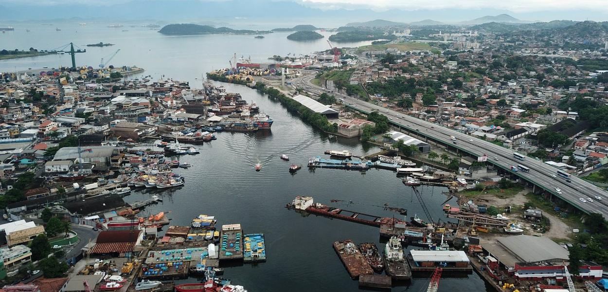 Navios abandonados às margens da Baía de Guanabara - 28/12/2022