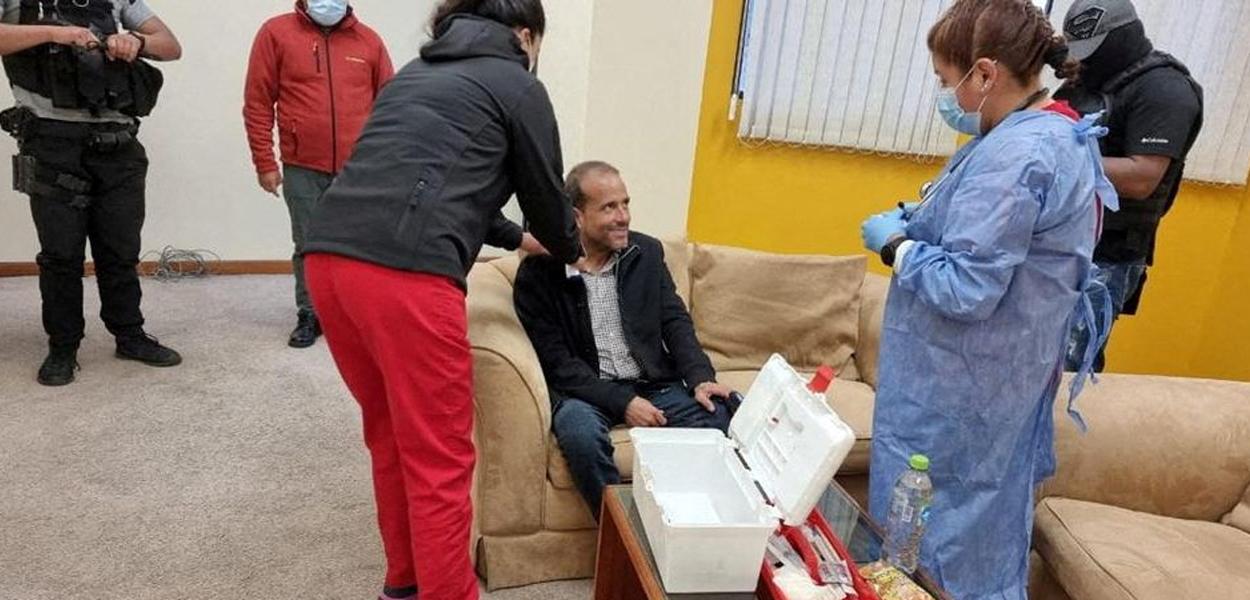 Líder da oposição boliviana Luis Fernando Camacho recebe avaliação médica após sua detenção, em local não revelado nesta imagem divulgada em 28 de dezembro de 2022