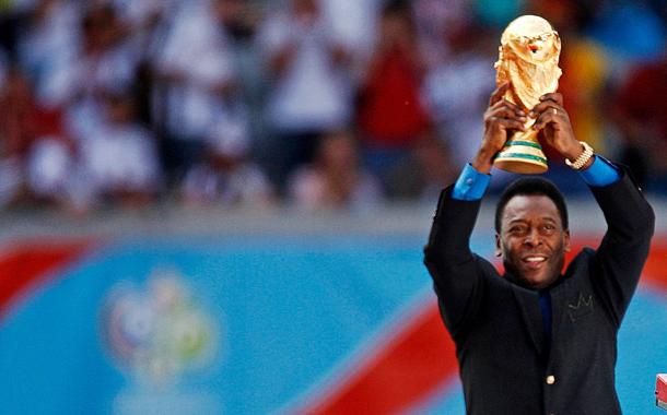 Pelé segura a taça da Copa do Mundo na cerimônia de abertura do Mundial de 2006, em Munique, Alemanha - 09/06/2006