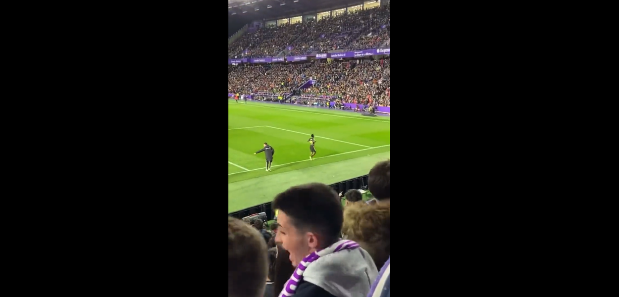 Torcida do Real Valladolid faz atos racistas contra Vini Jr.