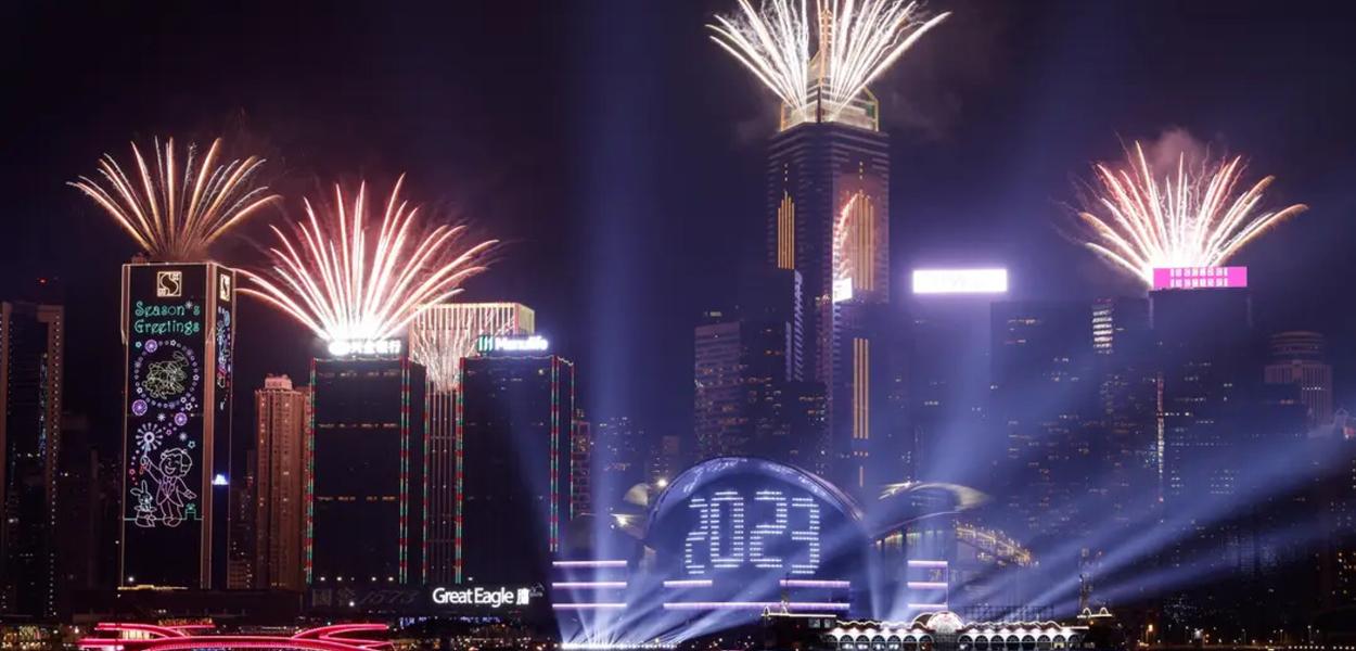 Fogos de artifício explodem sobre o Victoria Harbour para celebrar o Ano Novo em Hong Kong, China, em 1º de janeiro de 2023