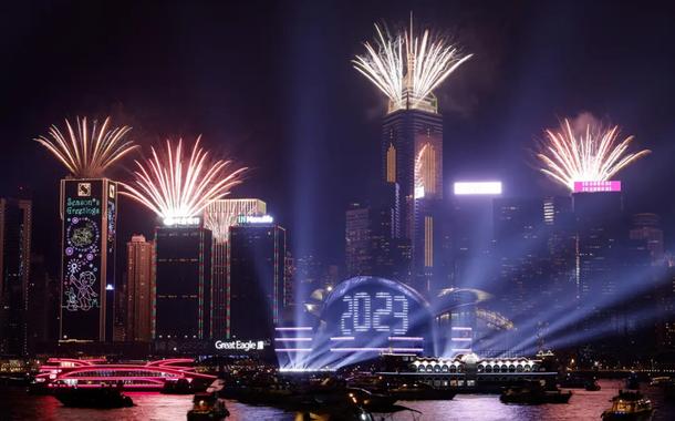 Fogos de artifício explodem sobre o Victoria Harbour para celebrar o Ano Novo em Hong Kong, China, em 1º de janeiro de 2023