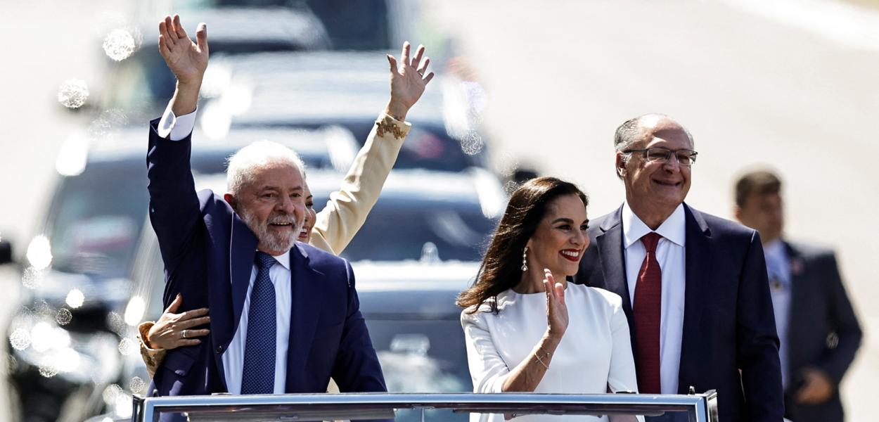 Lula acena à multidão durante desfile em carro aberto pouco antes da cerimônia da posse 01/01/2023