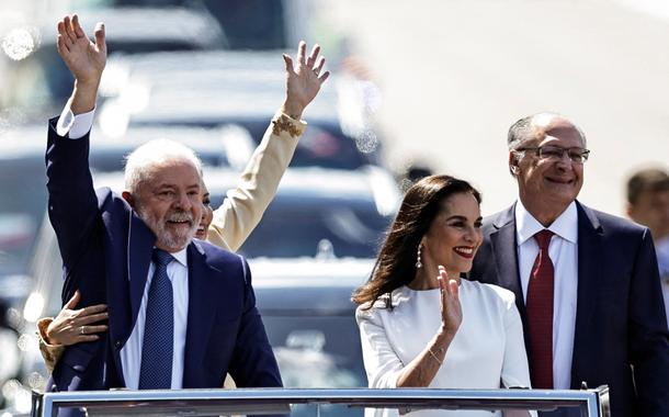 Lula acena à multidão durante desfile em carro aberto pouco antes da cerimônia da posse 01/01/2023