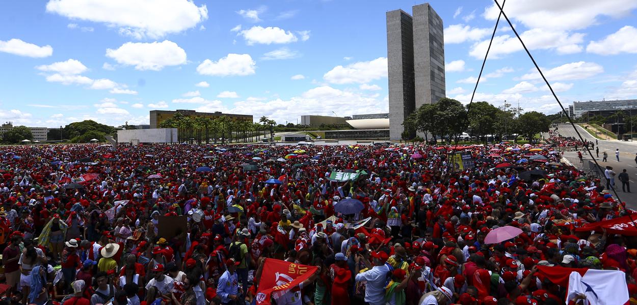 Apoiadores do presidente eleito do Brasil, Luiz Inácio Lula da Silva, se reúnem antes da cerimônia de posse, em Brasília