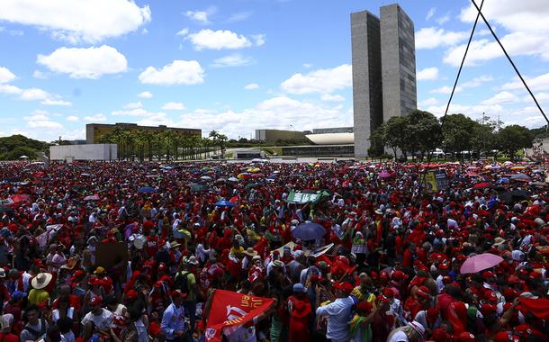 Apoiadores do presidente eleito do Brasil, Luiz Inácio Lula da Silva, se reúnem antes da cerimônia de posse, em Brasília