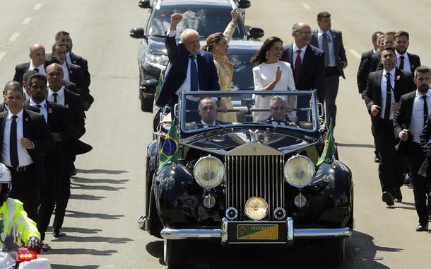 O presidente eleito do Brasil, Luiz Inácio Lula da Silva, a primeira-dama Rosângela Lula da Silva (Janja), a vice primeira-dama, Maria Lúcia Guimarães Ribeiro Alckmin, e o vice-presidente, Geraldo Alckmin, desfilam no Rolls-Royce presidencial