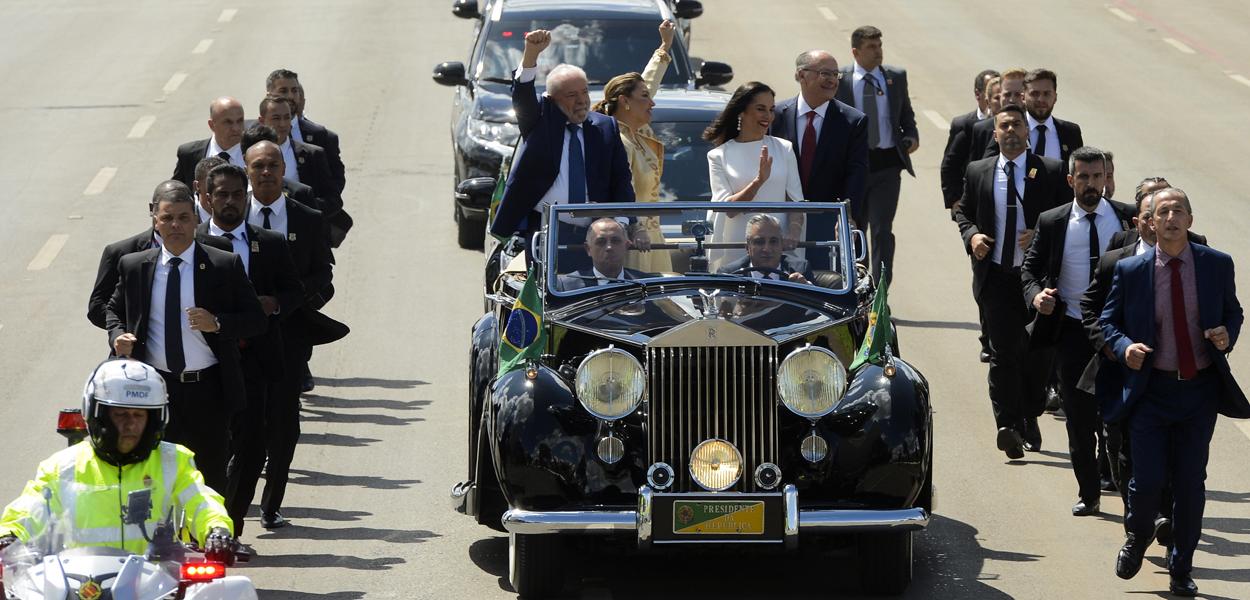 O presidente eleito do Brasil, Luiz Inácio Lula da Silva, a primeira-dama Rosângela Lula da Silva (Janja), a vice primeira-dama, Maria Lúcia Guimarães Ribeiro Alckmin, e o vice-presidente, Geraldo Alckmin, desfilam no Rolls-Royce presidencial