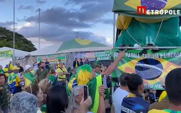 Bolsonaristas brigam em QG do Exército