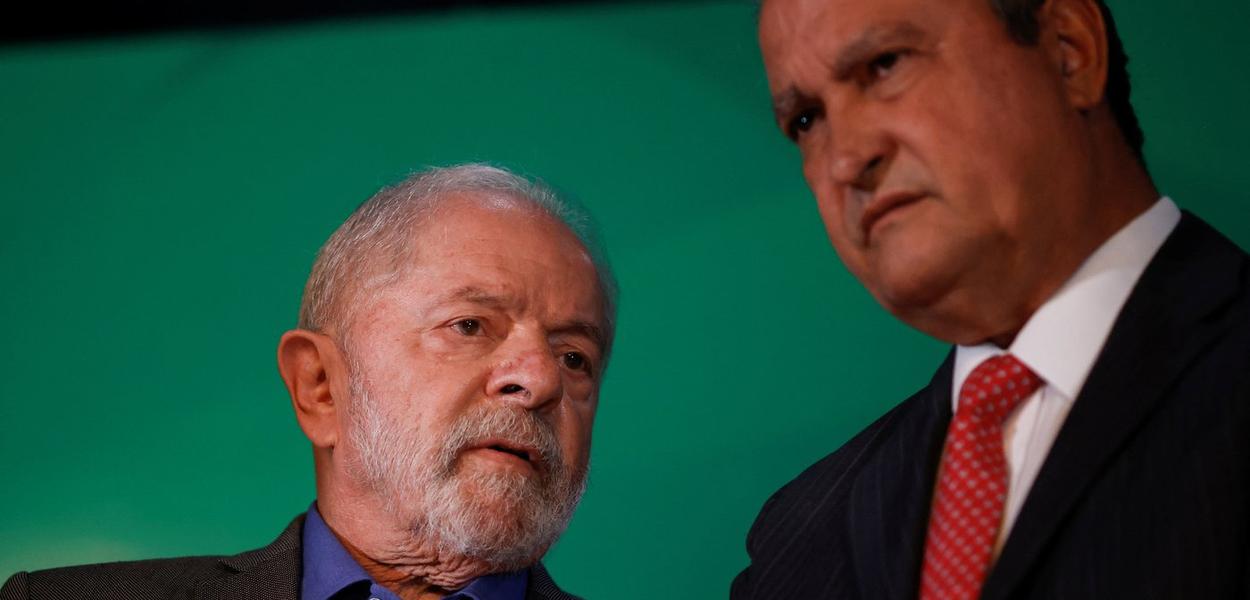 Rui Costa ao lado de Lula, após ser anunciado ministro da Casa Civil