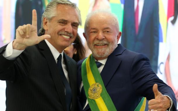 O presidente da Argentina, Alberto Fernández, cumprimenta o presidente Luiz Inácio Lula da Silva no Palácio do Planalto