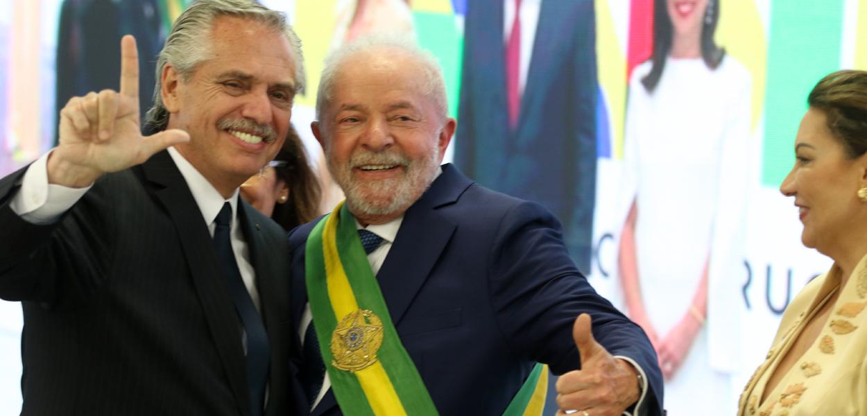 O presidente da Argentina, Alberto Fernández, cumprimenta o presidente Luiz Inácio Lula da Silva no Palácio do Planalto