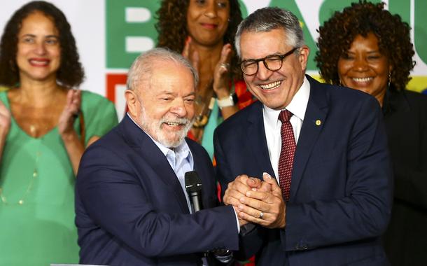 O presidente eleito, Luiz Inácio Lula da Silva, e o futuro ministro da Secretaria das Relações Institucionais, Alexandre Padilha