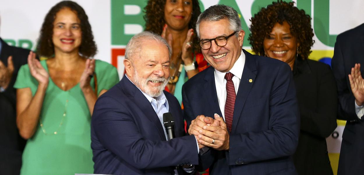 O presidente eleito, Luiz Inácio Lula da Silva, e o futuro ministro da Secretaria das Relações Institucionais, Alexandre Padilha