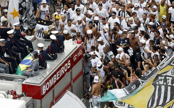 Após fim do velório, corpo de Pelé sai em cortejo por ruas de Santos