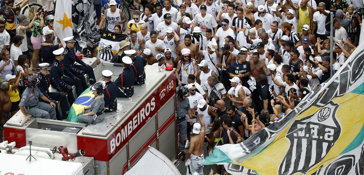 Após fim do velório, corpo de Pelé sai em cortejo por ruas de Santos