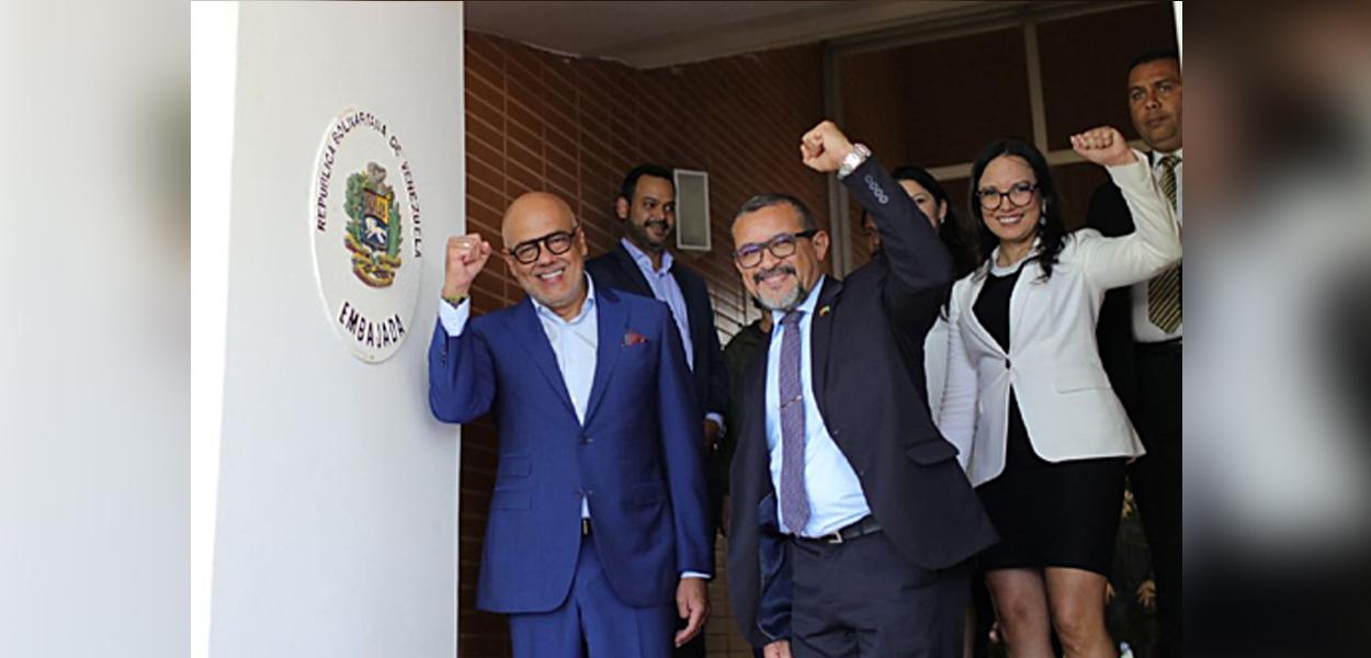 Jorge Rodríguez e corpo diplomático venezuelano receberam embaixada de movimentos populares