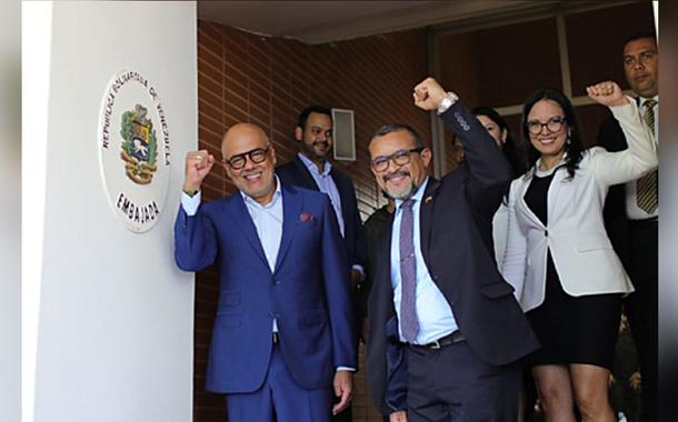 Jorge Rodríguez e corpo diplomático venezuelano receberam embaixada de movimentos populares