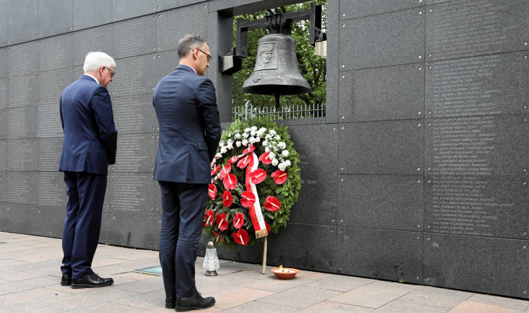 O ministro das Relações Exteriores da Alemanha, Heiko Maas, e seu homólogo polonês, Jacek Czaputowicz, prestam homenagem no Muro da Lembrança enquanto comemoram o 75º aniversário da Revolta de Varsóvia no Museu do Levante de Varsóvia em Varsóvia, Polônia, 1º de agosto de 2019